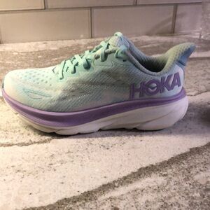Hoka Clifton 9 women size 6 wide